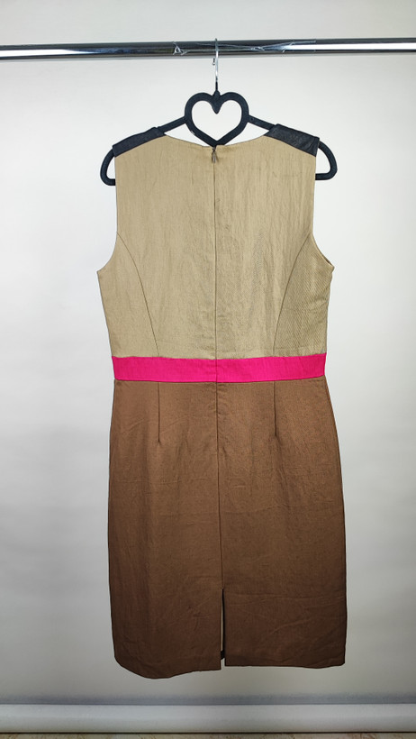 پیراهن زنانه وارداتی استوک بدون آستین، با ترکیب رنگ بژ و قهوهای و کمربند صورتی، مناسب سایز ۳۸ تا ۴۰، عرض سینه ۴۵ و قد ۹۵ سانتیمتر، عکاسیشده روی تن با پسزمینه روشن.