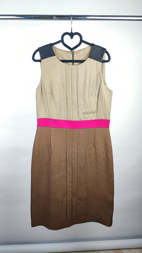 پیراهن زنانه وارداتی استوک بدون آستین، با ترکیب رنگ بژ و قهوهای و کمربند صورتی، مناسب سایز ۳۸ تا ۴۰، عرض سینه ۴۵ و قد ۹۵ سانتیمتر، عکاسیشده روی تن با پسزمینه روشن.