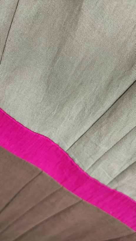 پیراهن زنانه وارداتی استوک بدون آستین، با ترکیب رنگ بژ و قهوهای و کمربند صورتی، مناسب سایز ۳۸ تا ۴۰، عرض سینه ۴۵ و قد ۹۵ سانتیمتر، عکاسیشده روی تن با پسزمینه روشن.