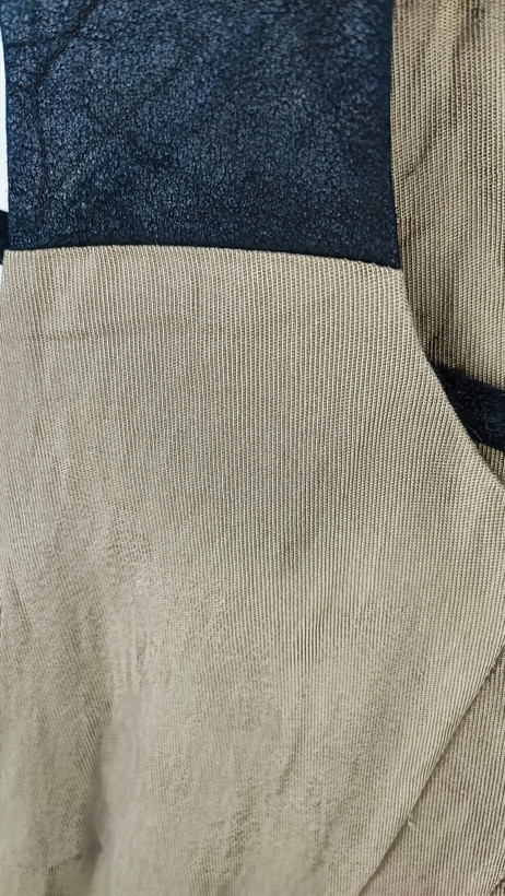 پیراهن زنانه وارداتی استوک بدون آستین، با ترکیب رنگ بژ و قهوهای و کمربند صورتی، مناسب سایز ۳۸ تا ۴۰، عرض سینه ۴۵ و قد ۹۵ سانتیمتر، عکاسیشده روی تن با پسزمینه روشن.