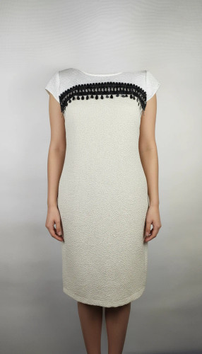 پیراهن زنانه وارداتی استوک، رنگ کرم با نوار چرم مشکی در یقه، مدل راسته، قد ۹۷ و عرض سینه ۵۰ سانتیمتر، مناسب سایز ۴۰ تا ۴۲، ایراد در قسمت چرم، عکاسی روی تن با بکگراند روشن