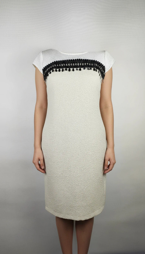 پیراهن زنانه وارداتی استوک، رنگ کرم با نوار چرم مشکی در یقه، مدل راسته، قد ۹۷ و عرض سینه ۵۰ سانتیمتر، مناسب سایز ۴۰ تا ۴۲، ایراد در قسمت چرم، عکاسی روی تن با بکگراند روشن