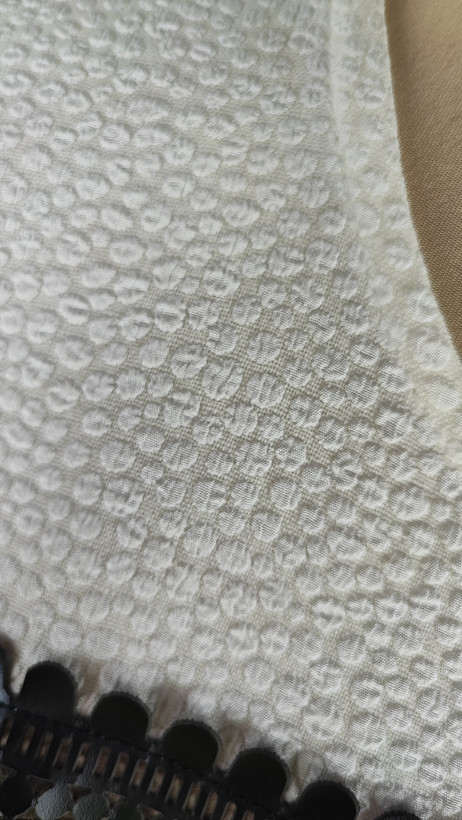 پیراهن زنانه وارداتی استوک، رنگ کرم با نوار چرم مشکی در یقه، مدل راسته، قد ۹۷ و عرض سینه ۵۰ سانتیمتر، مناسب سایز ۴۰ تا ۴۲، ایراد در قسمت چرم، عکاسی روی تن با بکگراند روشن