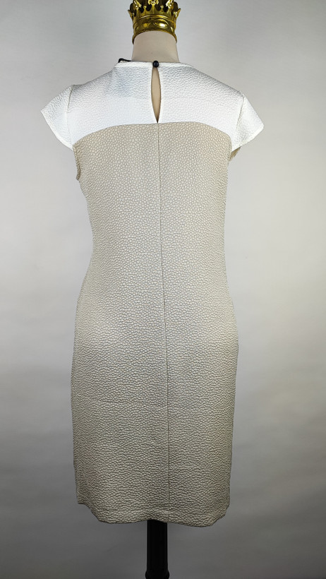 پیراهن زنانه وارداتی استوک، رنگ کرم با نوار چرم مشکی در یقه، مدل راسته، قد ۹۷ و عرض سینه ۵۰ سانتیمتر، مناسب سایز ۴۰ تا ۴۲، ایراد در قسمت چرم، عکاسی روی تن با بکگراند روشن