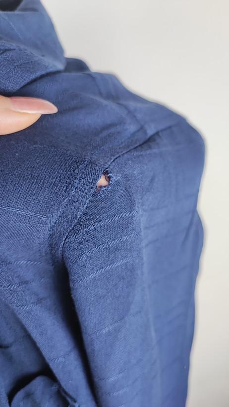 شومیز زنانه وارداتی استوک به رنگ آبی، مدل ساده و آزاد با یقه هفت و آستین بلند، مناسب سایز ۴۲–۴۴، عرض سینه ۵۵ و قد ۷۴ سانتیمتر، دارای ایراد، عکاسی روی تن با شلوار مشکی و پسزمینه روشن.