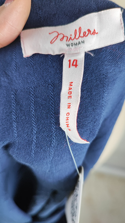 شومیز زنانه وارداتی استوک به رنگ آبی، مدل ساده و آزاد با یقه هفت و آستین بلند، مناسب سایز ۴۲–۴۴، عرض سینه ۵۵ و قد ۷۴ سانتیمتر، دارای ایراد، عکاسی روی تن با شلوار مشکی و پسزمینه روشن.