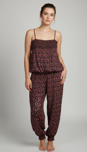 سرهمی زنانه وارداتی استوک با بندهای ظریف و شلوار جذب مچدار، طرح چهارخانه قهوهای/قرمز، مناسب سایز ۳۸–۴۰. عرض سینه ۴۴ سانتیمتر و قد سرهمی ۱۵۰ سانتیمتر. عکاسی روی تن با پسزمینه روشن، بدون اشاره