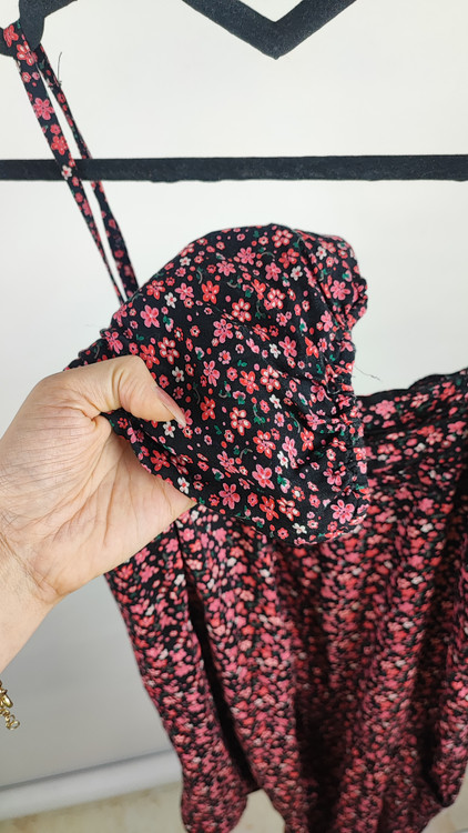 سرهمی زنانه وارداتی استوک با بندهای ظریف و شلوار جذب مچدار، طرح چهارخانه قهوهای/قرمز، مناسب سایز ۳۸–۴۰. عرض سینه ۴۴ سانتیمتر و قد سرهمی ۱۵۰ سانتیمتر. عکاسی روی تن با پسزمینه روشن، بدون اشاره