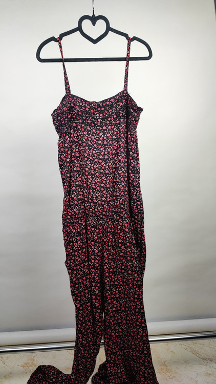 سرهمی زنانه وارداتی استوک با بندهای ظریف و شلوار جذب مچدار، طرح چهارخانه قهوهای/قرمز، مناسب سایز ۳۸–۴۰. عرض سینه ۴۴ سانتیمتر و قد سرهمی ۱۵۰ سانتیمتر. عکاسی روی تن با پسزمینه روشن، بدون اشاره