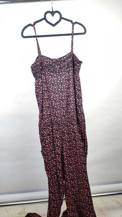 سرهمی زنانه وارداتی استوک با بندهای ظریف و شلوار جذب مچدار، طرح چهارخانه قهوهای/قرمز، مناسب سایز ۳۸–۴۰. عرض سینه ۴۴ سانتیمتر و قد سرهمی ۱۵۰ سانتیمتر. عکاسی روی تن با پسزمینه روشن، بدون اشاره