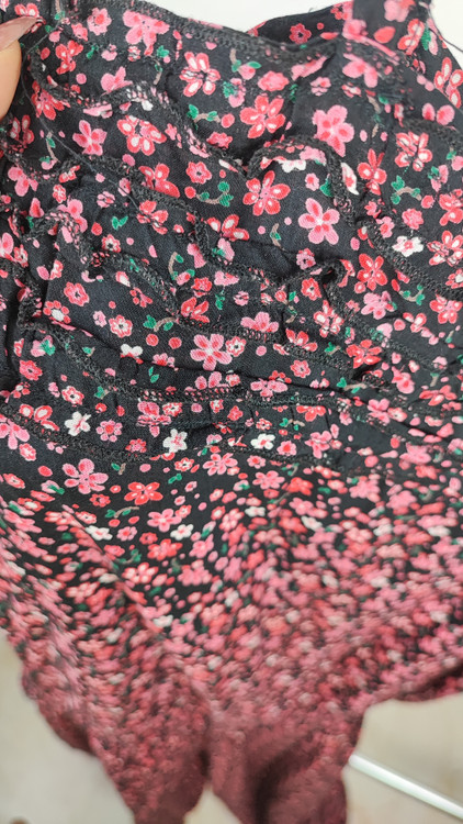 سرهمی زنانه وارداتی استوک با بندهای ظریف و شلوار جذب مچدار، طرح چهارخانه قهوهای/قرمز، مناسب سایز ۳۸–۴۰. عرض سینه ۴۴ سانتیمتر و قد سرهمی ۱۵۰ سانتیمتر. عکاسی روی تن با پسزمینه روشن، بدون اشاره