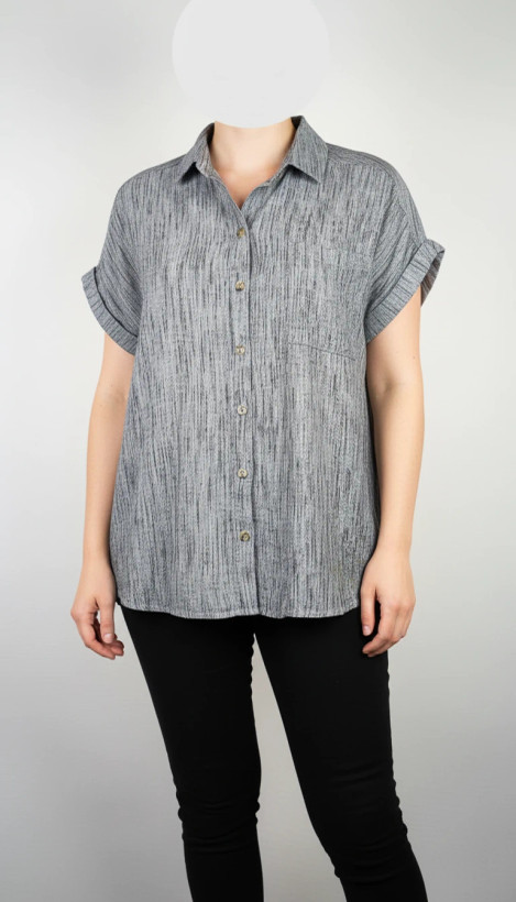 شومیز زنانه وارداتی استوک طوسی ساده با یقه کلاسیک، آستین کوتاه، فرم آزاد و تنخور راحت، مناسب سایز ۴۰ تا ۴۲، استایل روزمره و نیمهرسمی.