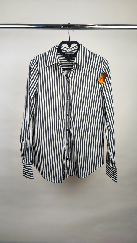 شومیز زنانه وارداتی استوک راهراه طوسی، آستین بلند، یقه کلاسیک، تنخور مرتب و راحت، مناسب سایز ۳۸ تا ۴۰، استایل روزمره و نیمهرسمی.