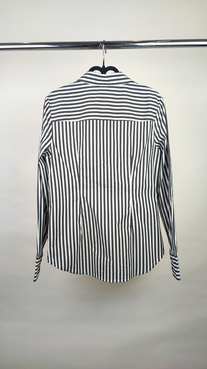 شومیز زنانه وارداتی استوک راهراه طوسی، آستین بلند، یقه کلاسیک، تنخور مرتب و راحت، مناسب سایز ۳۸ تا ۴۰، استایل روزمره و نیمهرسمی.