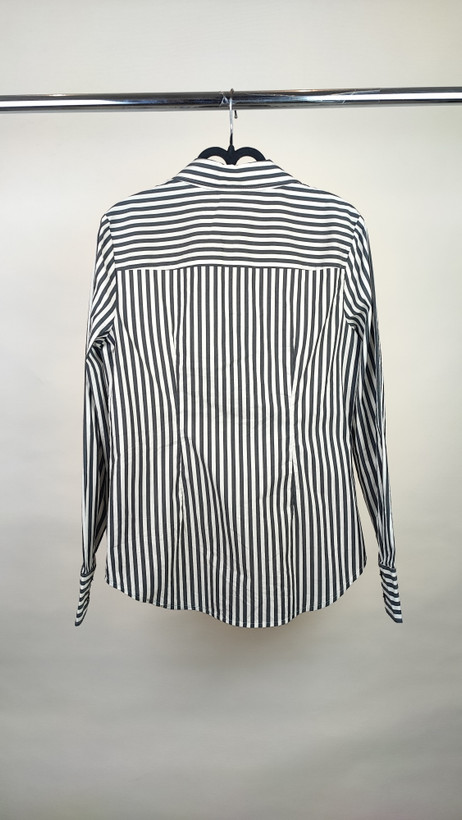 شومیز زنانه وارداتی استوک راهراه طوسی، آستین بلند، یقه کلاسیک، تنخور مرتب و راحت، مناسب سایز ۳۸ تا ۴۰، استایل روزمره و نیمهرسمی.