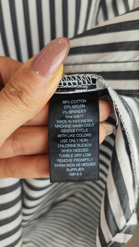 شومیز زنانه وارداتی استوک راهراه طوسی، آستین بلند، یقه کلاسیک، تنخور مرتب و راحت، مناسب سایز ۳۸ تا ۴۰، استایل روزمره و نیمهرسمی.