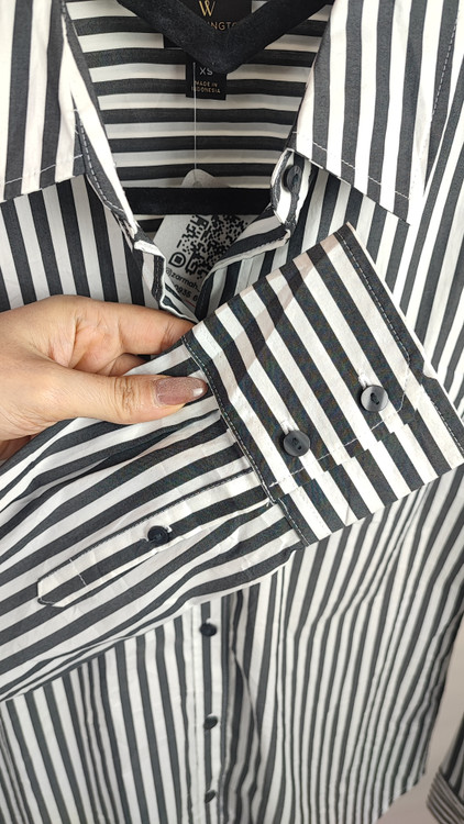 شومیز زنانه وارداتی استوک راهراه طوسی، آستین بلند، یقه کلاسیک، تنخور مرتب و راحت، مناسب سایز ۳۸ تا ۴۰، استایل روزمره و نیمهرسمی.