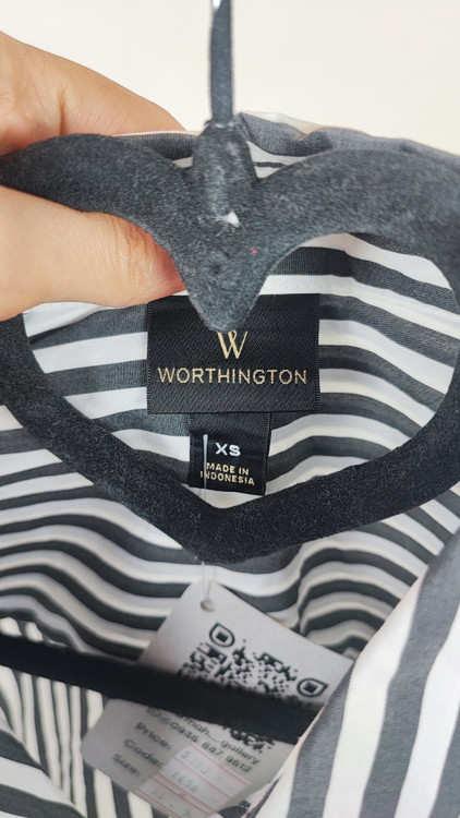 شومیز زنانه وارداتی استوک راهراه طوسی، آستین بلند، یقه کلاسیک، تنخور مرتب و راحت، مناسب سایز ۳۸ تا ۴۰، استایل روزمره و نیمهرسمی.