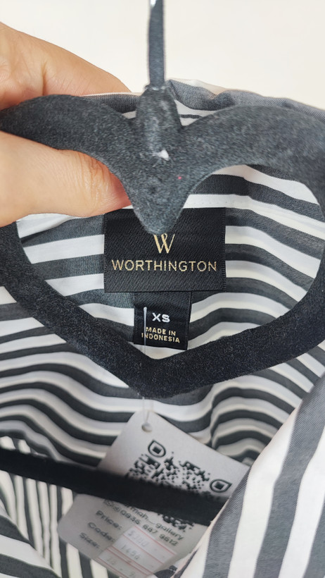 شومیز زنانه وارداتی استوک راهراه طوسی، آستین بلند، یقه کلاسیک، تنخور مرتب و راحت، مناسب سایز ۳۸ تا ۴۰، استایل روزمره و نیمهرسمی.