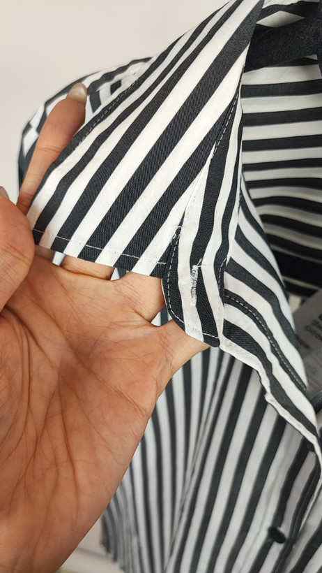 شومیز زنانه وارداتی استوک راهراه طوسی، آستین بلند، یقه کلاسیک، تنخور مرتب و راحت، مناسب سایز ۳۸ تا ۴۰، استایل روزمره و نیمهرسمی.