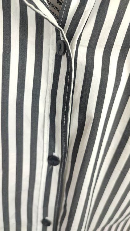 شومیز زنانه وارداتی استوک راهراه طوسی، آستین بلند، یقه کلاسیک، تنخور مرتب و راحت، مناسب سایز ۳۸ تا ۴۰، استایل روزمره و نیمهرسمی.