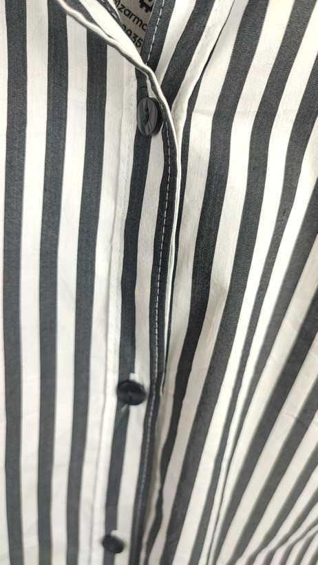 شومیز زنانه وارداتی استوک راهراه طوسی، آستین بلند، یقه کلاسیک، تنخور مرتب و راحت، مناسب سایز ۳۸ تا ۴۰، استایل روزمره و نیمهرسمی.