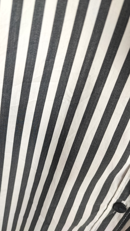 شومیز زنانه وارداتی استوک راهراه طوسی، آستین بلند، یقه کلاسیک، تنخور مرتب و راحت، مناسب سایز ۳۸ تا ۴۰، استایل روزمره و نیمهرسمی.