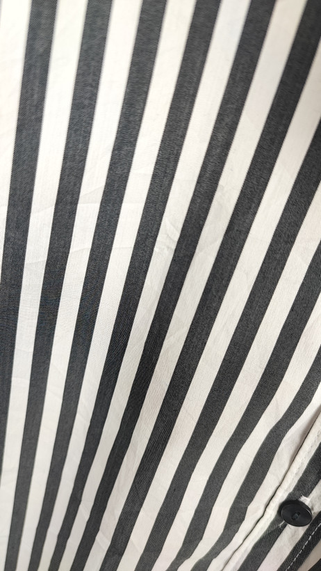 شومیز زنانه وارداتی استوک راهراه طوسی، آستین بلند، یقه کلاسیک، تنخور مرتب و راحت، مناسب سایز ۳۸ تا ۴۰، استایل روزمره و نیمهرسمی.