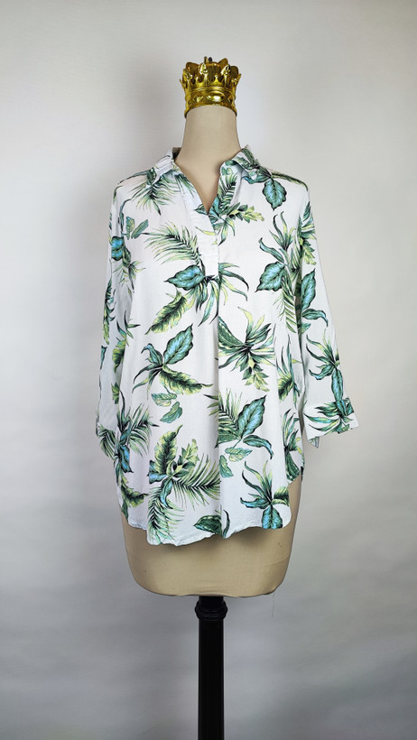 شومیز زنانه وارداتی استوک طرحدار روشن با آستین بلند و یقه کلاسیک، مناسب سایز ۴۲ تا ۴۴، تنخور راحت و مناسب استفاده روزمره.