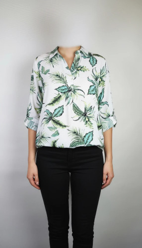 شومیز زنانه وارداتی استوک طرحدار روشن با آستین بلند و یقه کلاسیک، مناسب سایز ۴۲ تا ۴۴، تنخور راحت و مناسب استفاده روزمره.