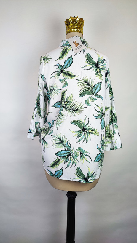 شومیز زنانه وارداتی استوک طرحدار روشن با آستین بلند و یقه کلاسیک، مناسب سایز ۴۲ تا ۴۴، تنخور راحت و مناسب استفاده روزمره.