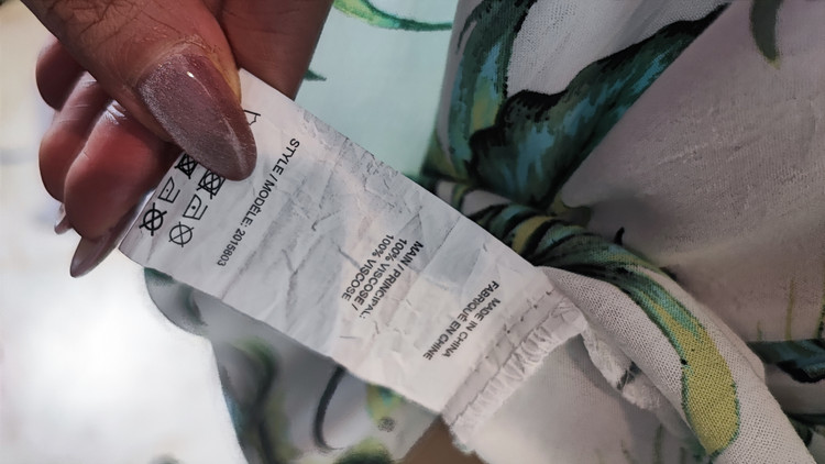 شومیز زنانه وارداتی استوک طرحدار روشن با آستین بلند و یقه کلاسیک، مناسب سایز ۴۲ تا ۴۴، تنخور راحت و مناسب استفاده روزمره.