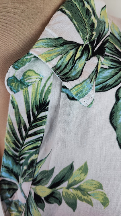 شومیز زنانه وارداتی استوک طرحدار روشن با آستین بلند و یقه کلاسیک، مناسب سایز ۴۲ تا ۴۴، تنخور راحت و مناسب استفاده روزمره.