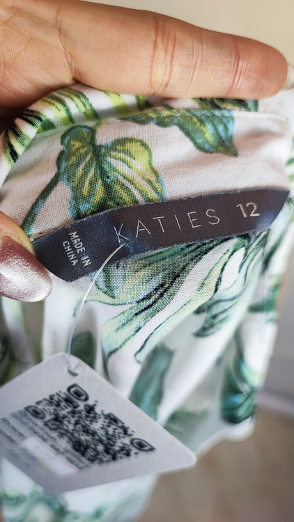 شومیز زنانه وارداتی استوک طرحدار روشن با آستین بلند و یقه کلاسیک، مناسب سایز ۴۲ تا ۴۴، تنخور راحت و مناسب استفاده روزمره.