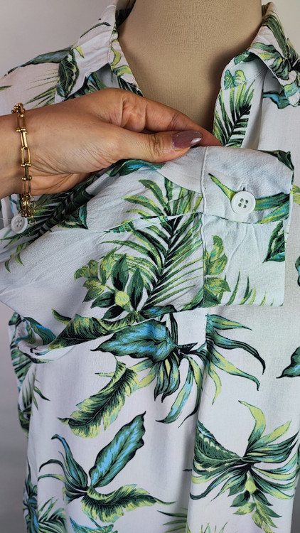 شومیز زنانه وارداتی استوک طرحدار روشن با آستین بلند و یقه کلاسیک، مناسب سایز ۴۲ تا ۴۴، تنخور راحت و مناسب استفاده روزمره.