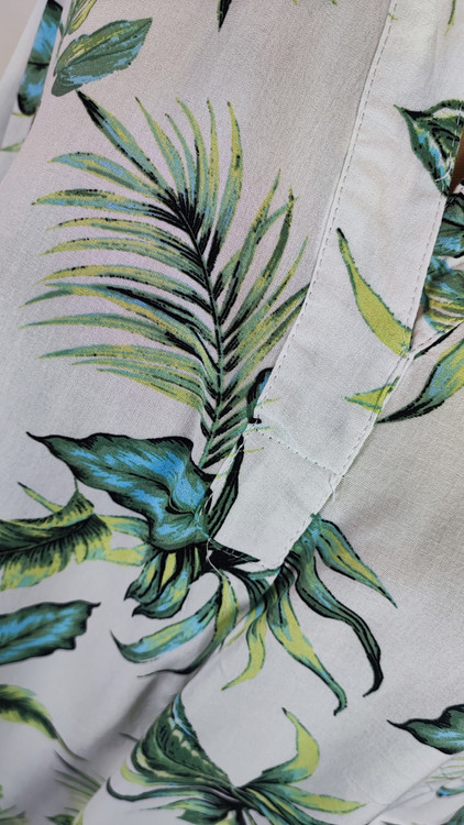 شومیز زنانه وارداتی استوک طرحدار روشن با آستین بلند و یقه کلاسیک، مناسب سایز ۴۲ تا ۴۴، تنخور راحت و مناسب استفاده روزمره.