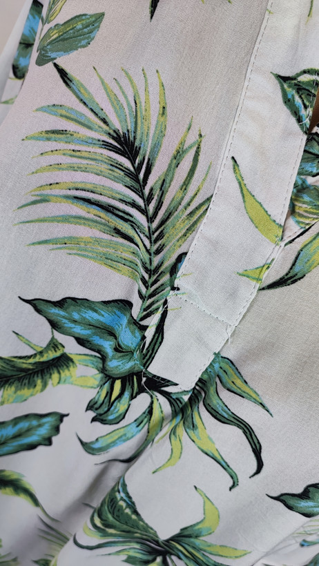 شومیز زنانه وارداتی استوک طرحدار روشن با آستین بلند و یقه کلاسیک، مناسب سایز ۴۲ تا ۴۴، تنخور راحت و مناسب استفاده روزمره.