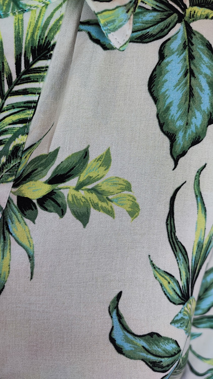 شومیز زنانه وارداتی استوک طرحدار روشن با آستین بلند و یقه کلاسیک، مناسب سایز ۴۲ تا ۴۴، تنخور راحت و مناسب استفاده روزمره.