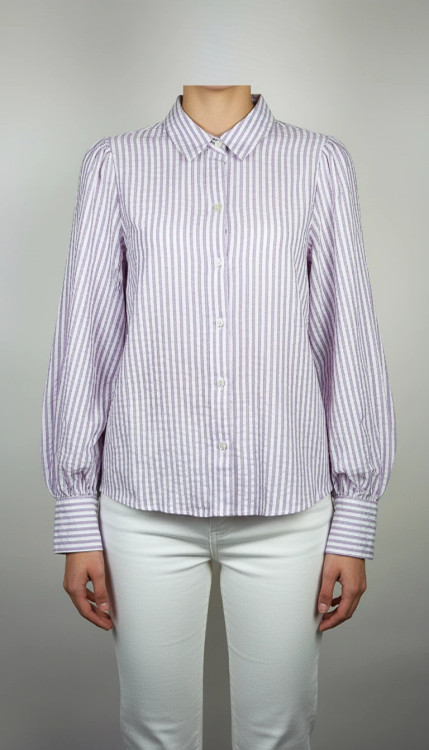 شومیز زنانه وارداتی استوک رنگ یاسی روشن با آستین بلند، طراحی ساده و مینیمال، تنخور آزاد و راحت، مناسب سایز ۴۰ تا ۴۲، مناسب استایل روزمره و نیمهرسمی.