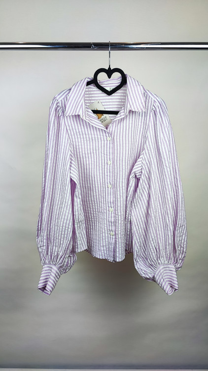 شومیز زنانه وارداتی استوک رنگ یاسی روشن با آستین بلند، طراحی ساده و مینیمال، تنخور آزاد و راحت، مناسب سایز ۴۰ تا ۴۲، مناسب استایل روزمره و نیمهرسمی.