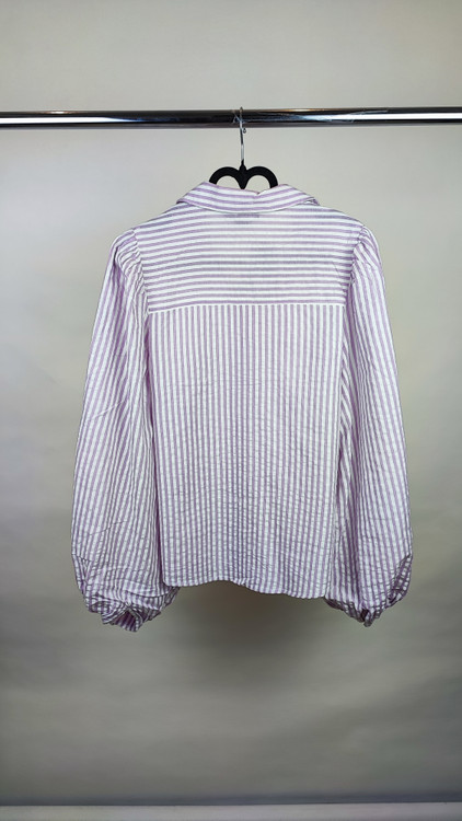 شومیز زنانه وارداتی استوک رنگ یاسی روشن با آستین بلند، طراحی ساده و مینیمال، تنخور آزاد و راحت، مناسب سایز ۴۰ تا ۴۲، مناسب استایل روزمره و نیمهرسمی.