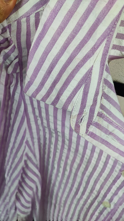 شومیز زنانه وارداتی استوک رنگ یاسی روشن با آستین بلند، طراحی ساده و مینیمال، تنخور آزاد و راحت، مناسب سایز ۴۰ تا ۴۲، مناسب استایل روزمره و نیمهرسمی.