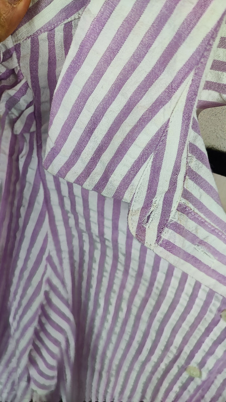 شومیز زنانه وارداتی استوک رنگ یاسی روشن با آستین بلند، طراحی ساده و مینیمال، تنخور آزاد و راحت، مناسب سایز ۴۰ تا ۴۲، مناسب استایل روزمره و نیمهرسمی.