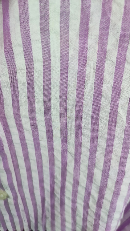 شومیز زنانه وارداتی استوک رنگ یاسی روشن با آستین بلند، طراحی ساده و مینیمال، تنخور آزاد و راحت، مناسب سایز ۴۰ تا ۴۲، مناسب استایل روزمره و نیمهرسمی.