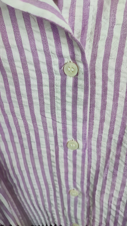 شومیز زنانه وارداتی استوک رنگ یاسی روشن با آستین بلند، طراحی ساده و مینیمال، تنخور آزاد و راحت، مناسب سایز ۴۰ تا ۴۲، مناسب استایل روزمره و نیمهرسمی.