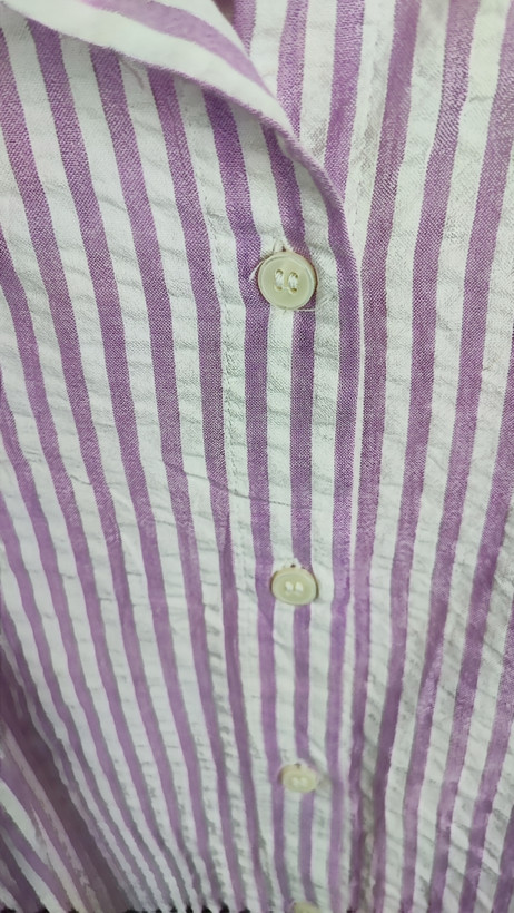 شومیز زنانه وارداتی استوک رنگ یاسی روشن با آستین بلند، طراحی ساده و مینیمال، تنخور آزاد و راحت، مناسب سایز ۴۰ تا ۴۲، مناسب استایل روزمره و نیمهرسمی.