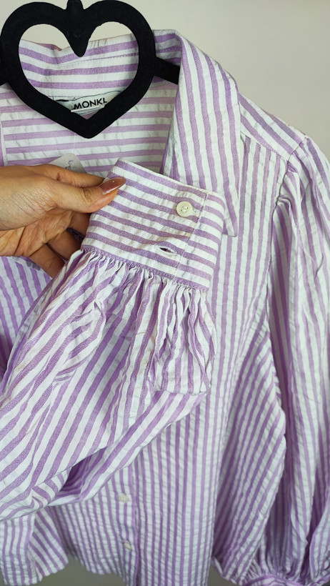 شومیز زنانه وارداتی استوک رنگ یاسی روشن با آستین بلند، طراحی ساده و مینیمال، تنخور آزاد و راحت، مناسب سایز ۴۰ تا ۴۲، مناسب استایل روزمره و نیمهرسمی.