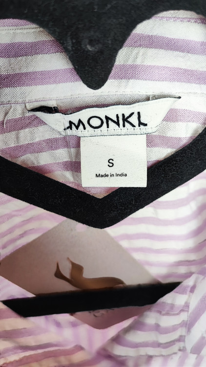 شومیز زنانه وارداتی استوک رنگ یاسی روشن با آستین بلند، طراحی ساده و مینیمال، تنخور آزاد و راحت، مناسب سایز ۴۰ تا ۴۲، مناسب استایل روزمره و نیمهرسمی.