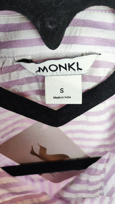 شومیز زنانه وارداتی استوک رنگ یاسی روشن با آستین بلند، طراحی ساده و مینیمال، تنخور آزاد و راحت، مناسب سایز ۴۰ تا ۴۲، مناسب استایل روزمره و نیمهرسمی.