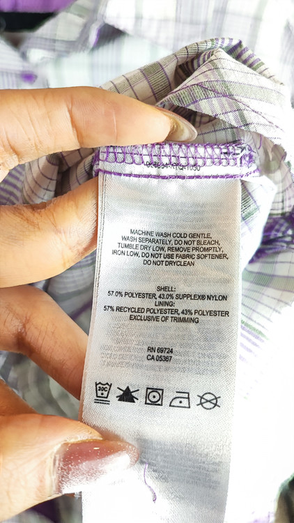 شومیز زنانه وارداتی استوک چهارخانه طوسی با آستین بلند، یقه کلاسیک، طراحی ساده و مرتب، مناسب سایز ۴۰ تا ۴۲، استایل روزمره و نیمهرسمی.